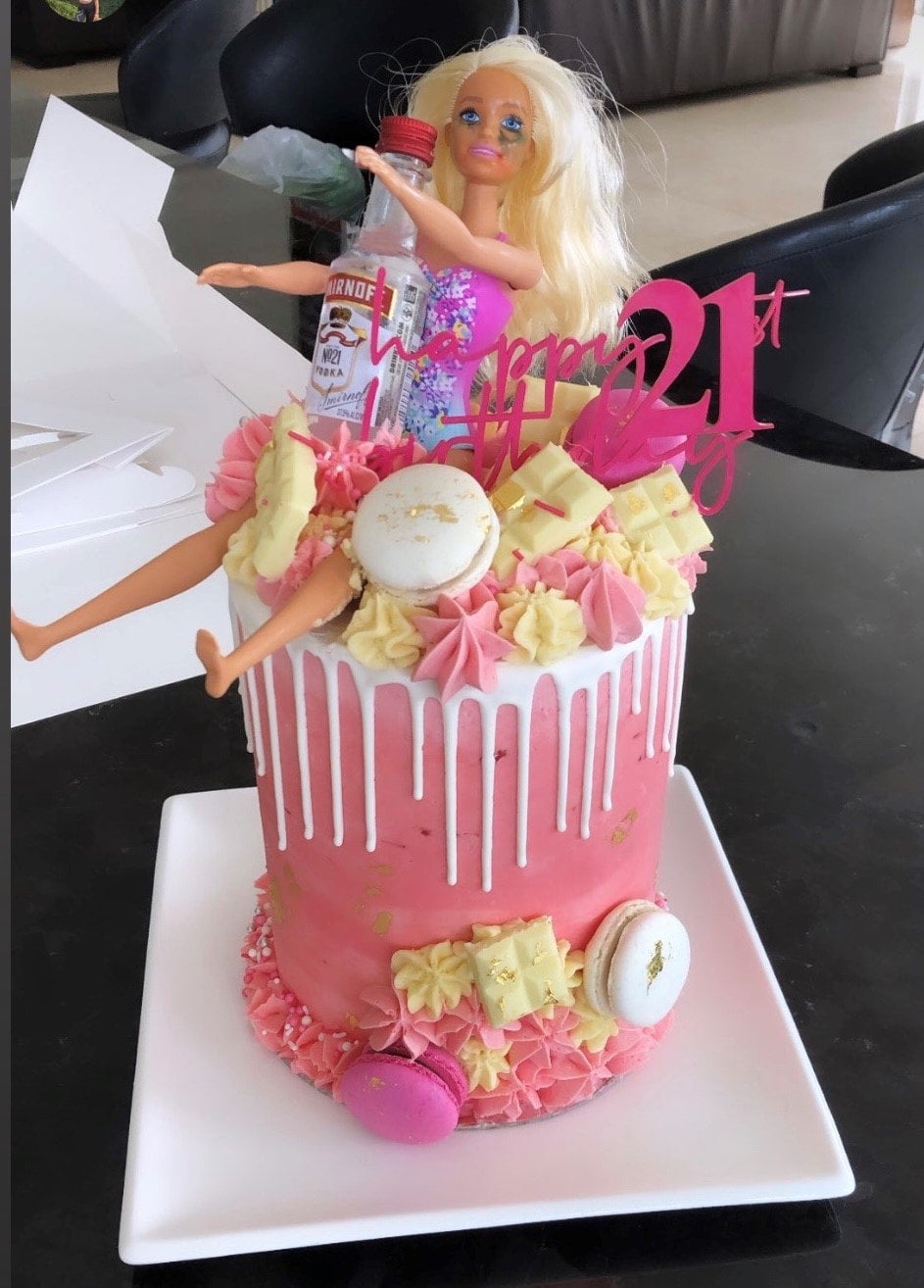 Drunken Barbie Cake, for that classy and fabulous girlfriend who loses it  after a few drinks. #drunkgirls #drunkbutfabulous #drunkbarbiecake  www.sweetsbyca… | Pêlos